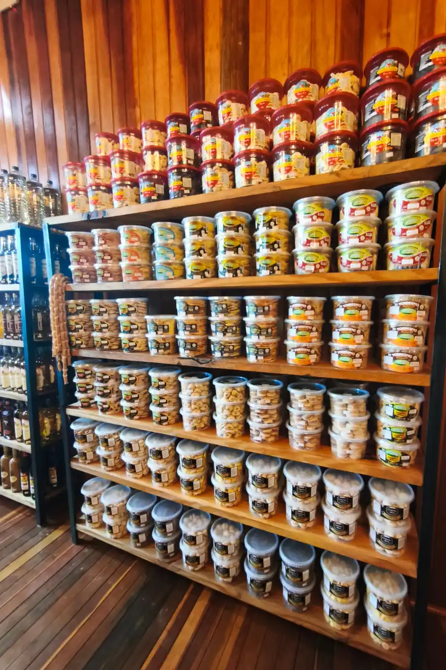 Prateleiras com produtos regionais no Empório Rancho Alegre
